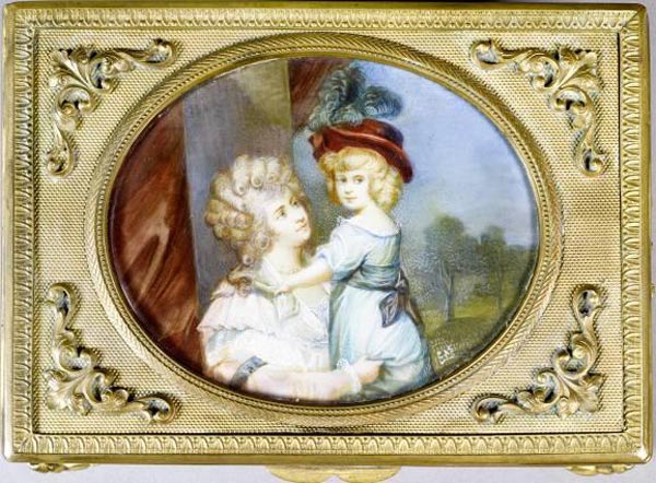 Табакерка XIX века с Джорджианой и с ее
 любимой дочерью — «Маленькой Джи». Миниатюра в позолоченной 
металлической оправе в стиле ампир