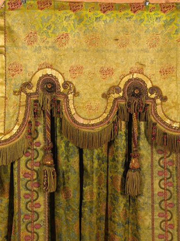 Фрагмент четырех 
вышитых цветами китайских сатиновых штор с двумя пальметтами из большой 
столовой в Чатсворте, идентичных приобретенным герцогом «Холостяком» 
для Желтой гостиной в Чатсворте в 1830-х. 464см в длину и 141см в 
ширину