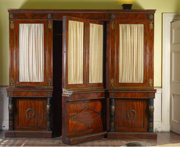 Книжный шкаф эпохи Георга III со вставками из бронзы. Через него 
принц-регент посещал миссис Фитцерберт. 1800
