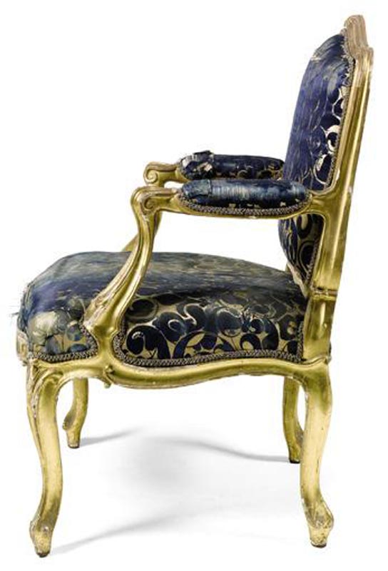 Одно из шести резных с позолотой кресел времени Луи 
XV с обивкой из оригинальной голубой с золотом лампасной ткани. 
Середина XVIII в.