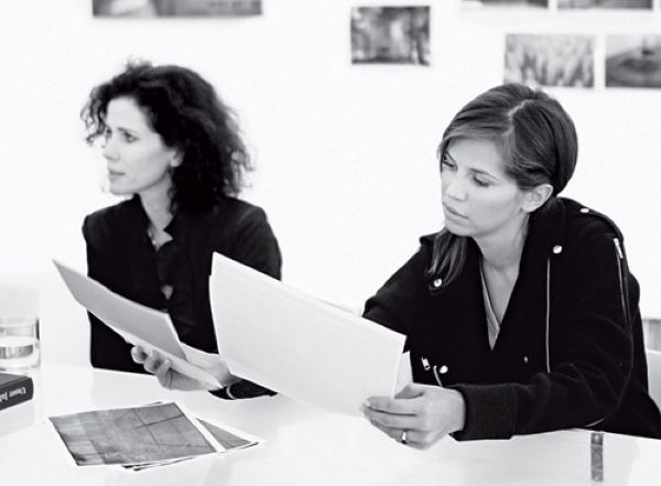 Дарья Жукова и Молли Дент-Броклхерст в лондонской студии скульптора Энтони Гормли