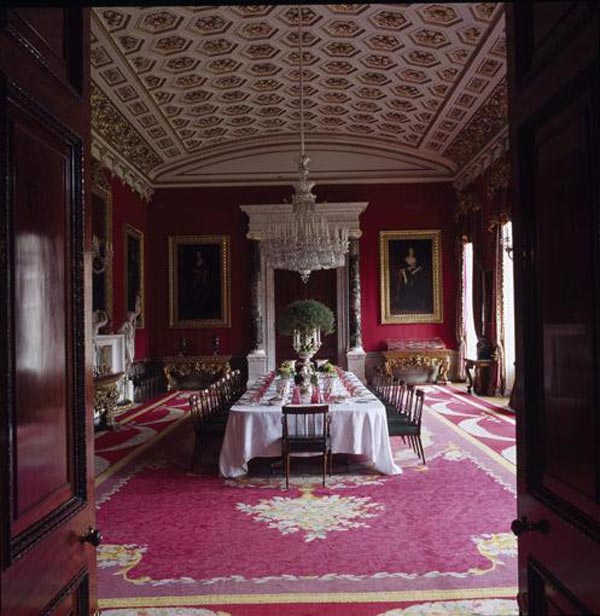 The large dining table in mahogany regency of the grand dining room at Chatsworth. Presumably, followed by dinner British celebrities. Large carpet - 1000 cm in length 