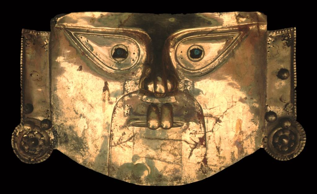 The funeral mask. Lambayeque culture. 980-1450 years. BC. Oe.