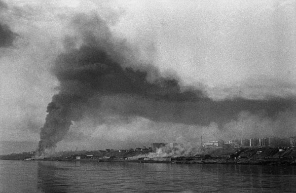 Emmanuel Yevzerikhin Panorama burning Stalingrad. 1942