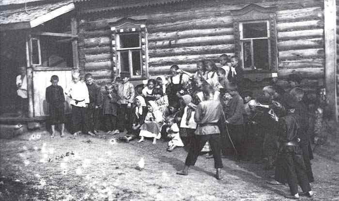 Maxim Dmitriev knuckles in the village. 1890 